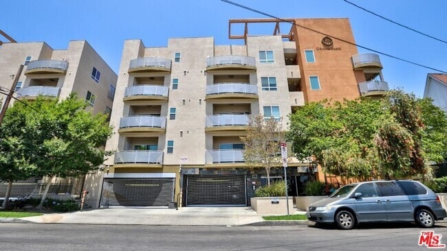 Building Photo - 2311 W 10th St Unit 204 Rental