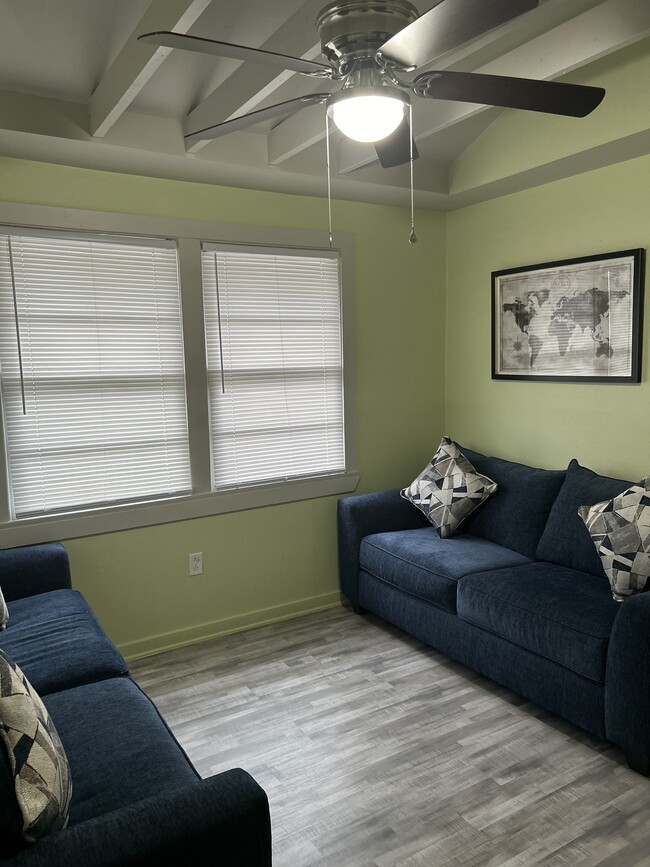 Sala de estar - 9115 Palmetto St