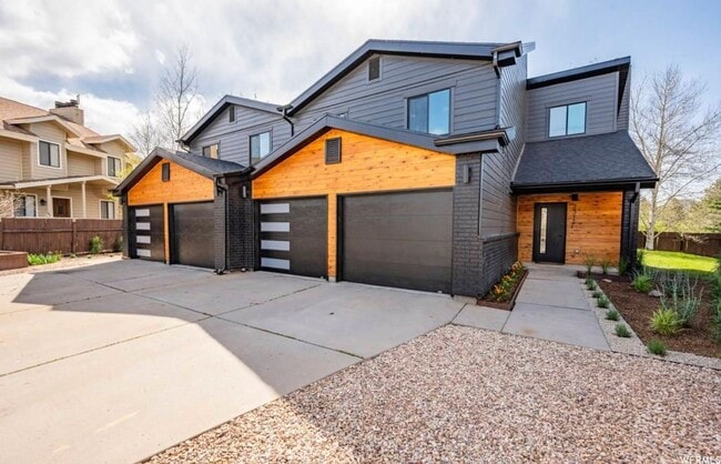 Building Photo - Designer Prospector Townhome
