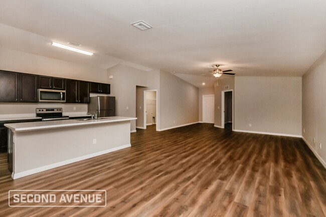 Photo - 736 Barcia St E