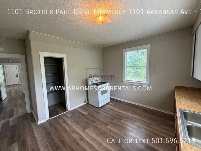 Photo - 1101 Brother Paul Dr