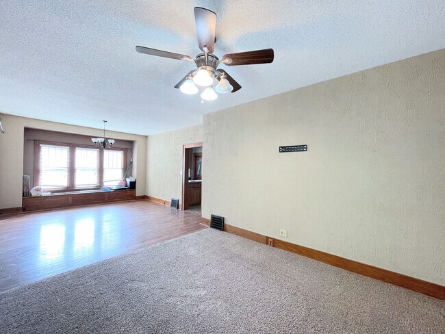 Photo - Spacious 3 bedroom home with finished base...