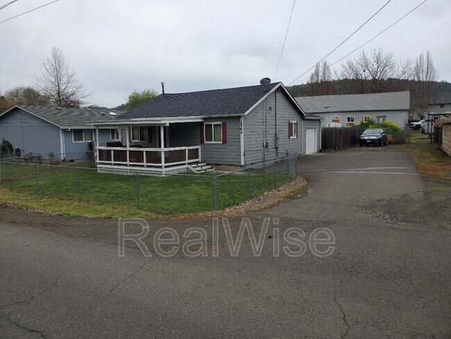 Photo - 2564 NE Douglas Ave