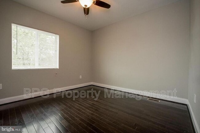 Photo - 1635 Lang Pl NE