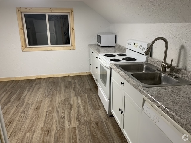 Building Photo - 1006 Oak St Unit B Rental