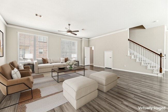 Sala de estar con molduras decorativas y medio baño (Plano 3301) - Villas at Kings Harbor