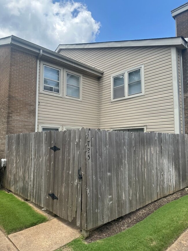 Building Photo - 2BD/1.5BA Townhouse located on the Germantown/Memphis Line!