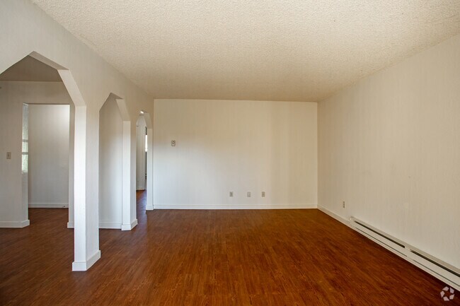 2BR, 1BA - 973SF