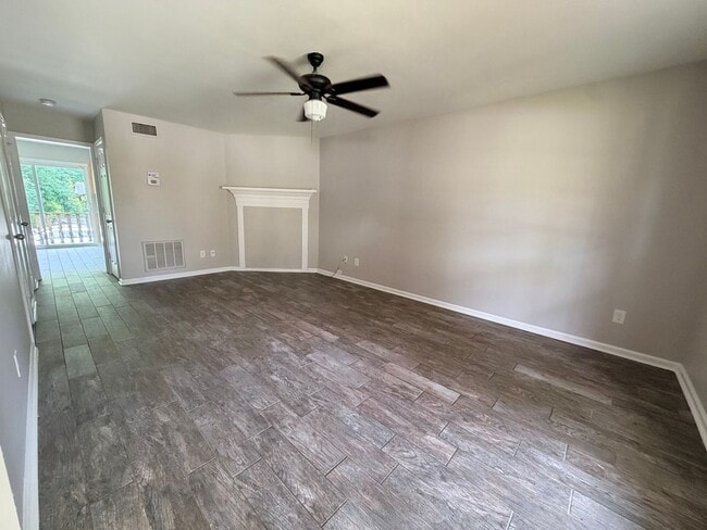 Building Photo - 8702 White Rock Ln Unit 8702 White Rock Lane C