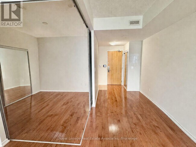 Photo - 65 Bremner Blvd Unité 4211