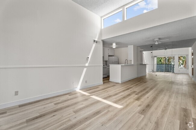 Building Photo - Top-Floor 1-Bedroom Condo with Vaulted Cei... Unit 265
