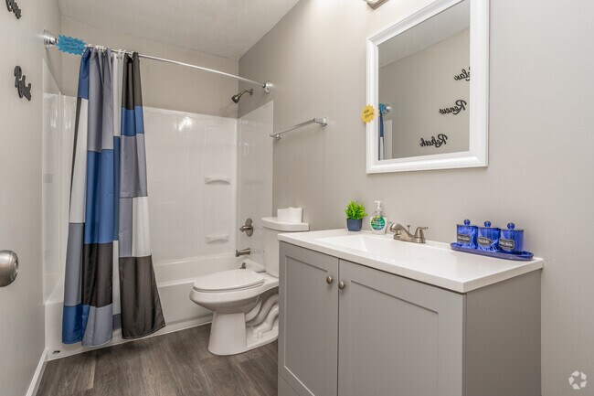 2BR, 1BA - 750SF - Bathroom