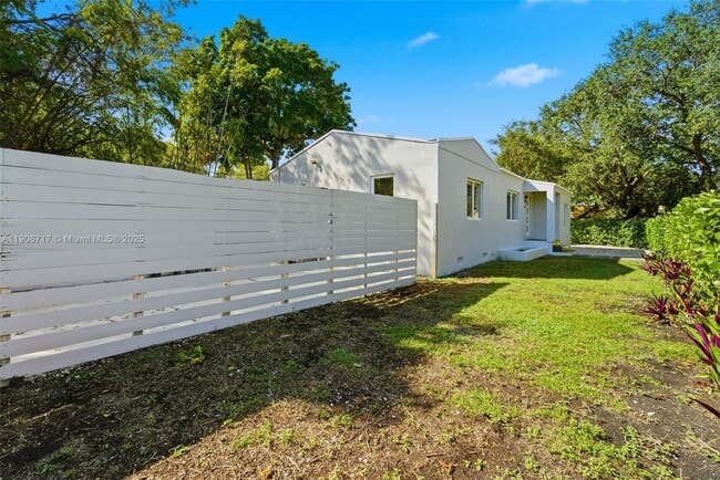 Photo - 570 NW 49th St