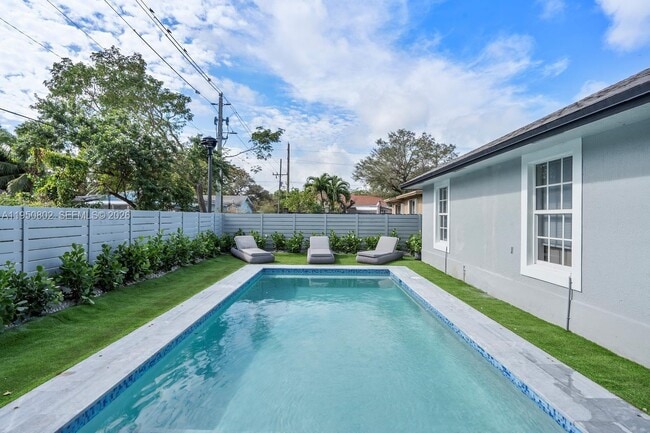 270 NW 41st St