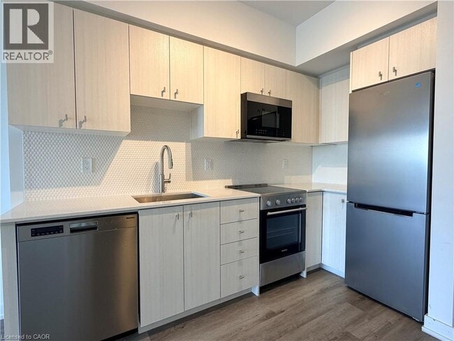 Photo - 15 Wellington St S Unit 1007