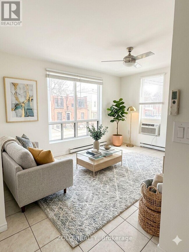 Photo - 968 Bathurst St