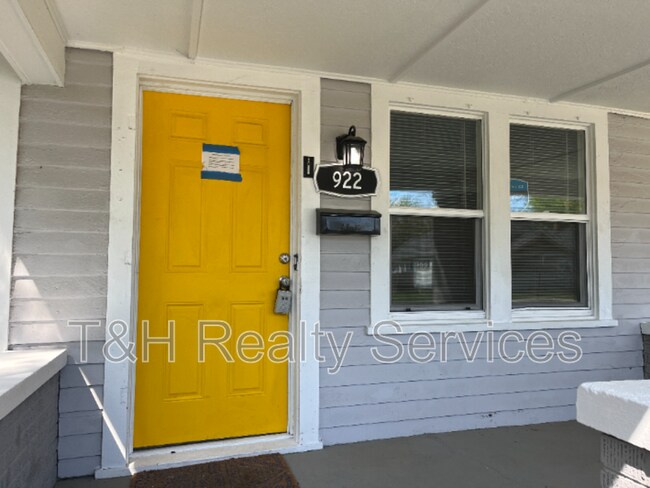 Photo - 922 Lasalle St