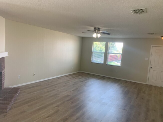 Photo - 714 Kinston Ct