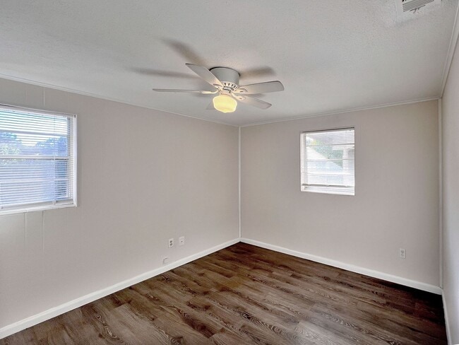 Photo - 907 Lake Jessie Dr Unit B