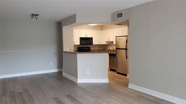 Photo - 4810 NW 79th Ave Unidad 206