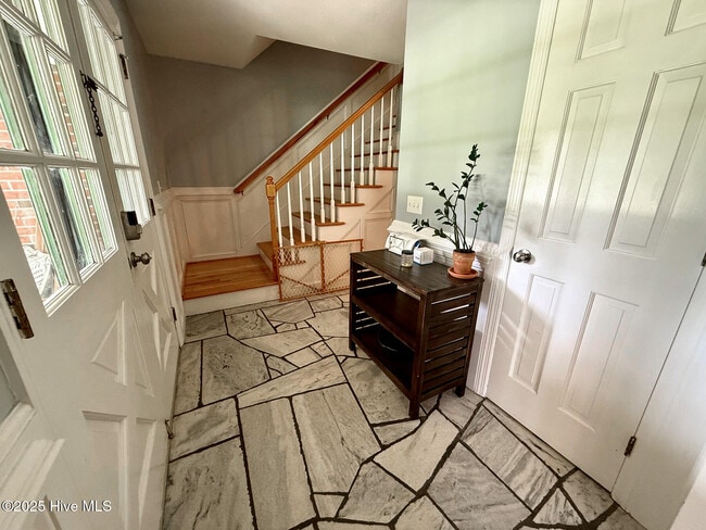 Photo - 217 Devonshire Ln