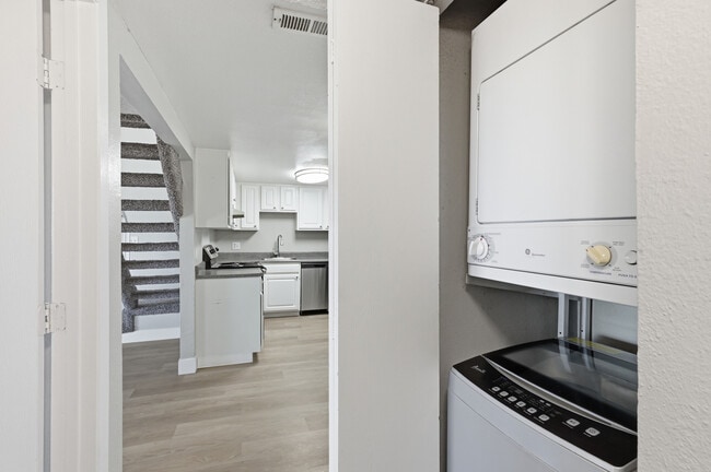 Simplifica tu rutina con una lavadora y secadora en tu hogar.
