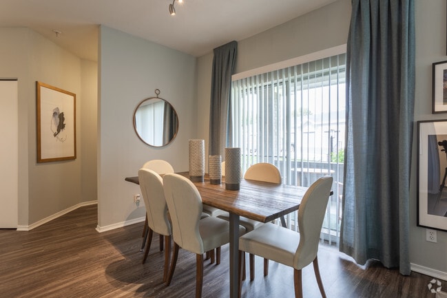 2BR, 2BA - 1110 SF