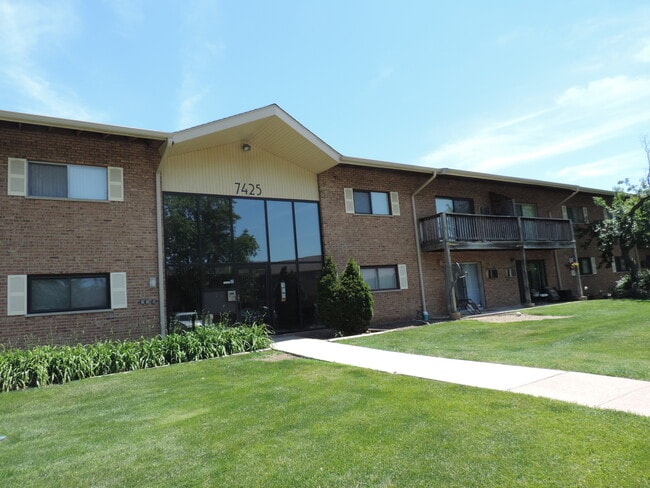 Building Photo - 7425 Brookdale Dr Unit 2-202
