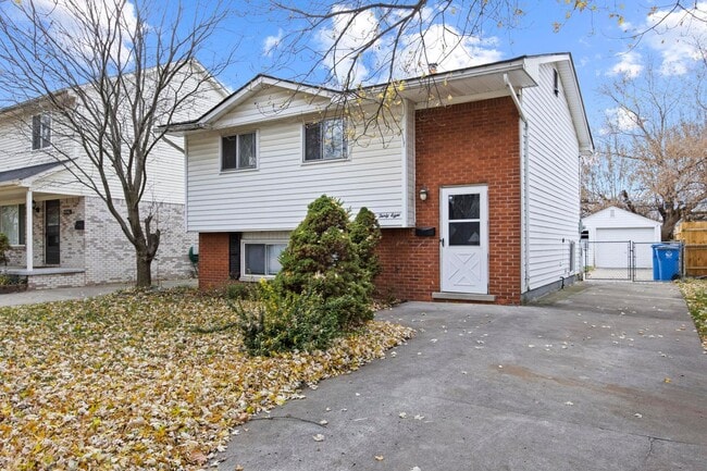 Building Photo - Hardwood Floors- Large Space - Garage Rental