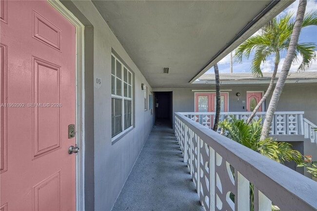 Building Photo - 400 SE 31st St Unit 5