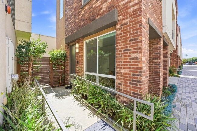 Photo - Detached Townhome - Private Roof Deck - With 360 Panoramic Views