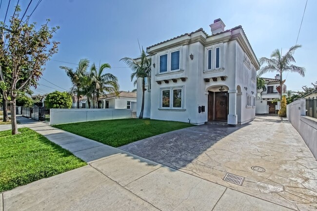 15624 Sombra Ave