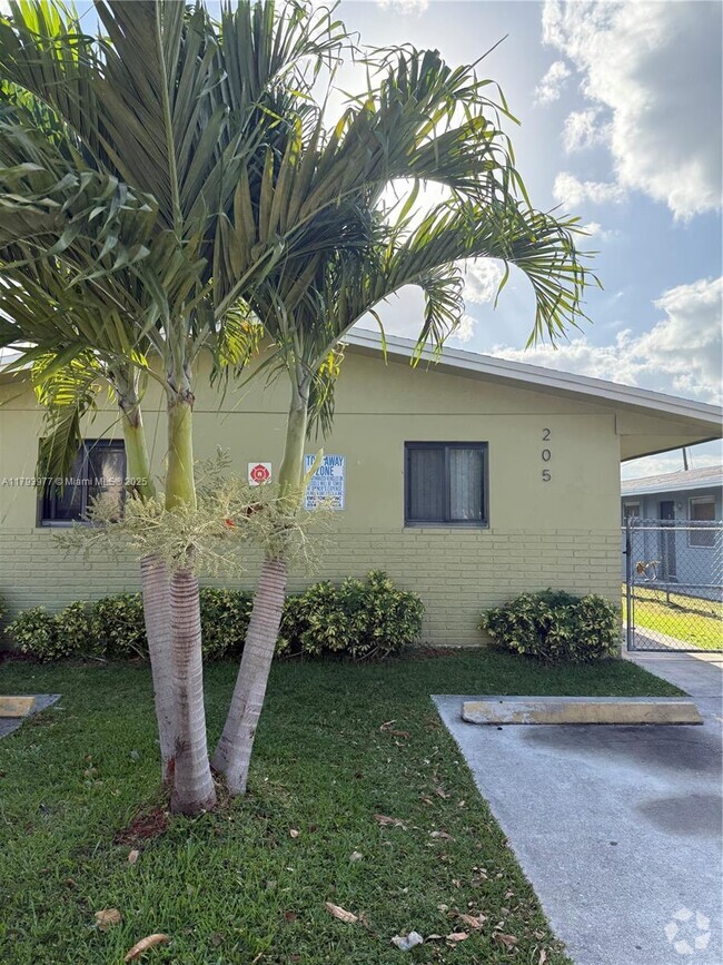 Building Photo - 205 NW 11th Ave Unit 4 Rental