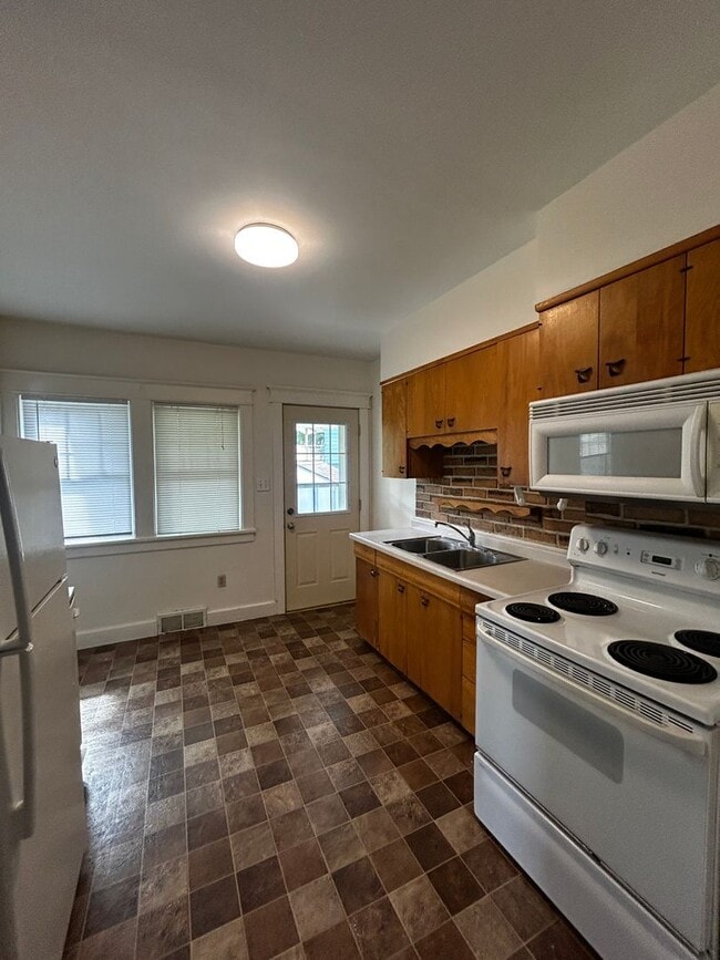 Photo - 104-104 Morley Pkwy Unit 104
