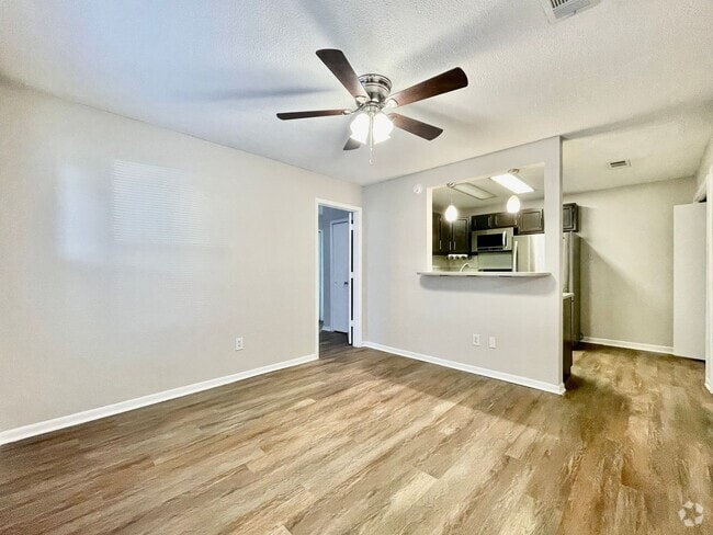 Building Photo - Renovated 2/2 Condo in a Fantastic Locatio...