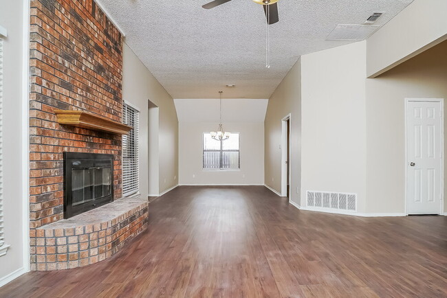 Photo - 812 Ironsides Ln