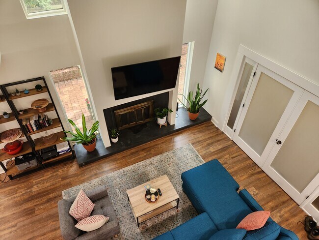 Living room - 1333 S Ponce de Leon Ave NE Unidad S