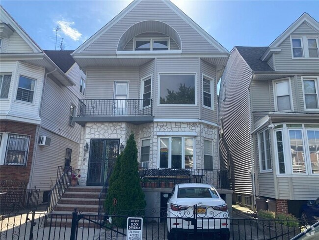 Building Photo - 374 E 2nd St Unit 3 Rental
