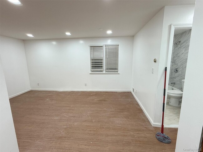 Building Photo - 733 Warwick St Rental