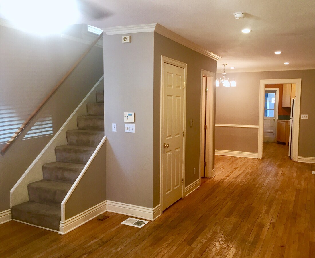 Sala, comedor y escaleras - 358 N Sherman St