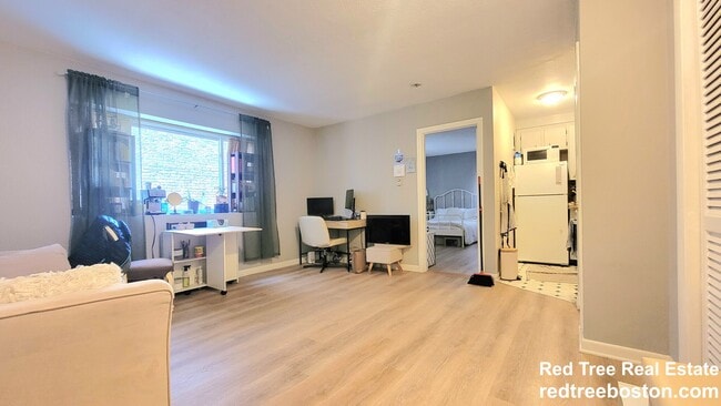 Building Photo - 200 Kelton St Unit A14