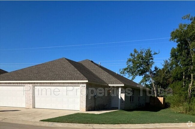 Building Photo - 1901 Cypress St Rental