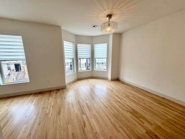 Building Photo - 315 25th St Unit 2