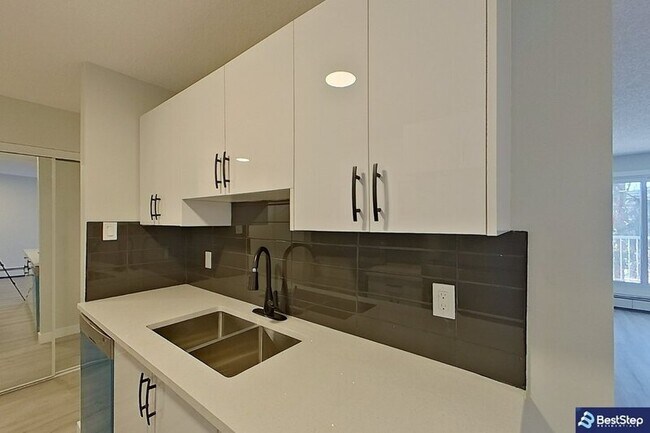 Photo - 10837-10117 117 St NW