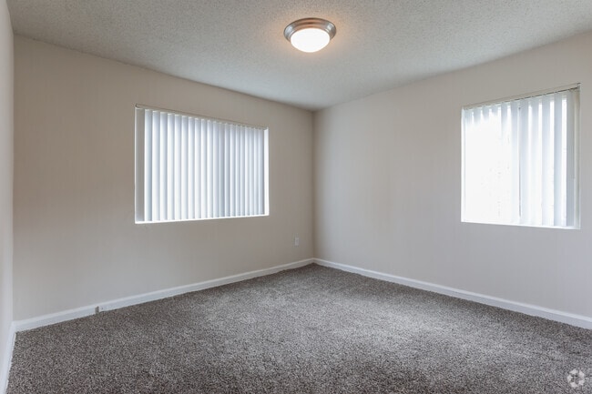1BR, 1BA - 530 SF