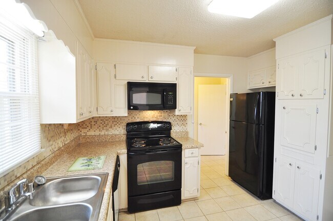 Photo - 2505 Lancelot Dr SE