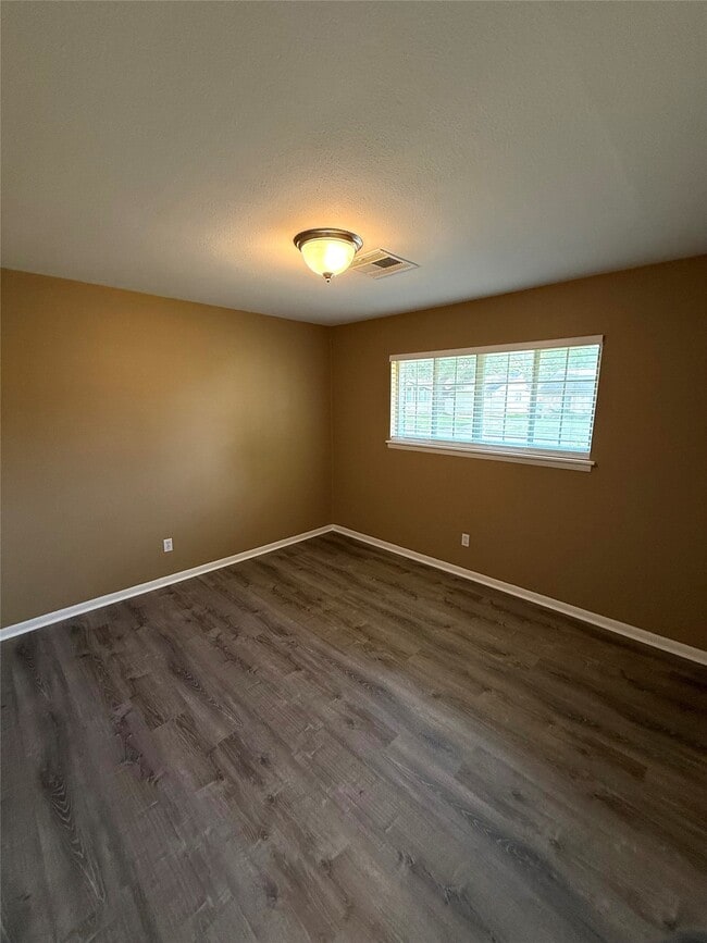 Photo - 5811 McKnight St