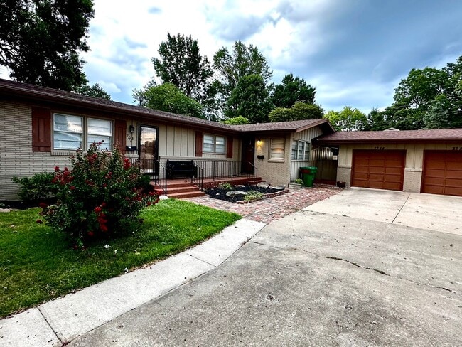 Building Photo - 2742 S Stewart Ave Rental
