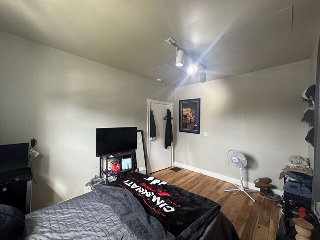 Photo - 6 bed/2 bath on Probasco St., Mins. from UC for Only $700/pp ($4200/mo)!