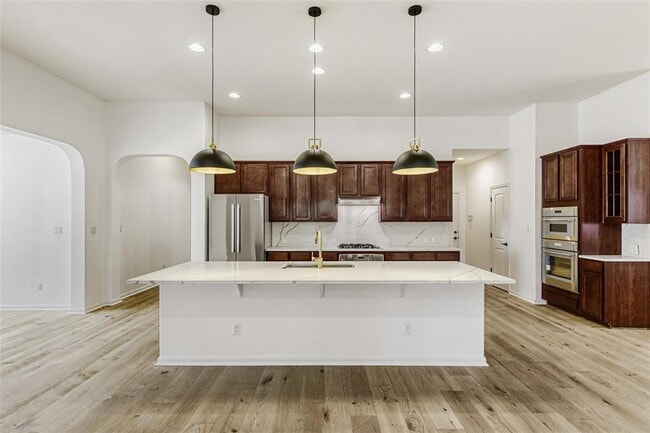 Photo - 5013 Pyrenees Pass